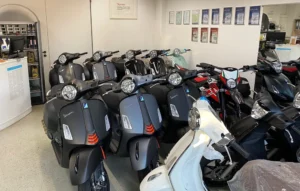 Verschiedene Roller im Laden Roller Merkel