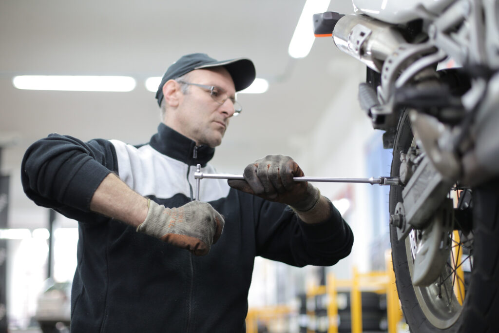 Mechaniker der ein Motorrad reperiert