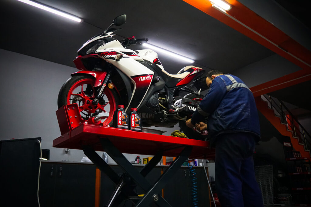 Motorrad auf einer Hebebühne
