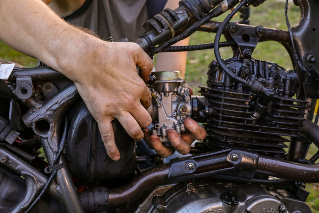 Nahaufnahme einer Mechanikers der an einem Motorrad arbeitet